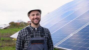 maschio ingegnere nel uniforme a piedi attraverso solare pannello campo per visita medica. ecologico costruzione. solare energia stazione. verde energia concetto video