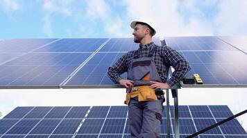 retrato de un orgulloso joven ingeniero sonrisas satisfecho con su exitoso trabajo con su brazos cruzado. concepto. renovable energía, tecnología, electricidad, servicio, verde poder video