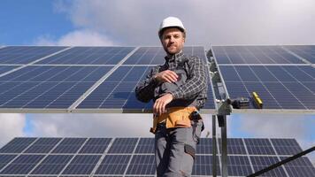 retrato do uma técnico especialista dentro solar fotovoltaico painéis, controlo remoto ao controle executa rotina ações para sistema monitoramento usando puro renovável energia. conceito do controlo remoto Apoio, suporte tecnologia, ecologia video