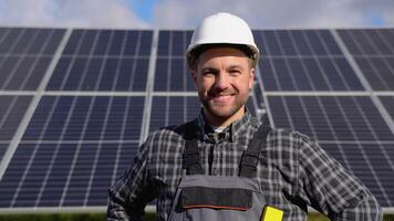 retrato do uma técnico especialista dentro solar fotovoltaico painéis, controlo remoto ao controle executa rotina ações para sistema monitoramento usando puro renovável energia. conceito do controlo remoto Apoio, suporte tecnologia, ecologia video