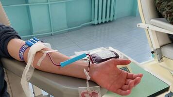 sangre donante a donación, transfusión. cerca arriba Derecha brazo de un negocio hombre recepción sangre en hospital. cuidado de la salud y caridad. mundo sangre donante día - junio 14 video