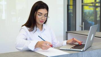 vrouw ontvangst consultant toepassingen een laptop in de bedrijf centrum video