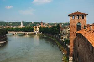 panorámico paisaje urbano ver de Verona antiguo pueblo y adige río. foto