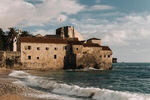 increíble ver de Budva antiguo pueblo y el mar. viaje destino en montenegro foto