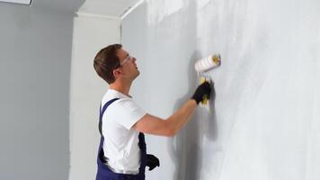 Maler Gemälde ein Haus Mauer mit ein Farbe Walze video