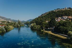 increíble ver de trebinje ciudad y el río en un soleado día. viaje destino en bosnia y herzegovina foto