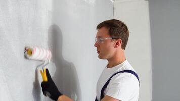 Maler Gemälde ein Haus Mauer mit ein Farbe Walze video