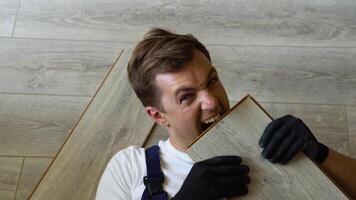 gracioso trabajador carpintero mentiras en el piso participación un parquet tablero video