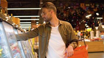 hombre compras queso en tienda de comestibles Tienda video