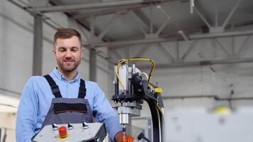 portret van handleiding Mens arbeider is staand met zelfverzekerd in uniform Bij industrie fabriek video