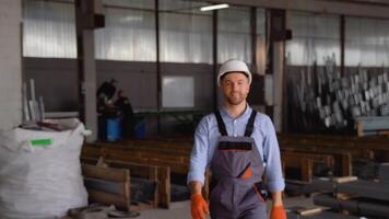 Fachmann schwer Industrie Ingenieur Arbeiter tragen Sicherheit Uniform und Helm Kommen zu das Kamera und lächelnd video