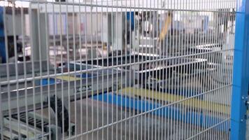 Fabrik zum Aluminium und pvc Fenster und Türen Produktion. Einzelheiten industriell Ausrüstung. Hintergrund video