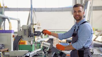 Handbuch Arbeiter funktioniert im ein Fabrik, er ist Montage pvc Fenster und Türen. Aluminium und pvc Fenster und Türen Produktion video