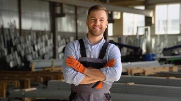 portrait de professionnel lourd industrie ingénieur ouvrier portant uniforme dans une métal construction fabrication video
