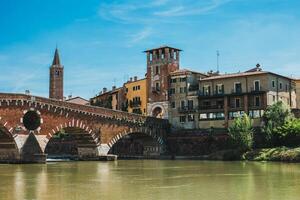 panorámico paisaje urbano ver de Verona antiguo pueblo y adige río. foto
