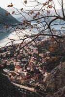 increíble ver de kotor antiguo ciudad y el mar desde el colina. viaje destino en montenegro foto