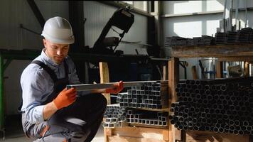 Fachmann schwer Industrie Ingenieur Arbeiter tragen Uniform im ein Metall Konstruktion Herstellung prüft das Qualität von das Produkt video