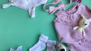 rosa stickat kroppsdräkt med stickat leksak, strumpor och pannband. video
