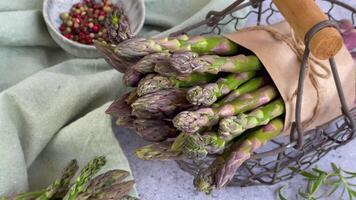 grappoli di verde crudo giardino asparago. video