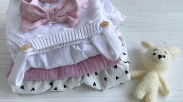 empiler de bébé vêtements, rose Bandeau et tricoté jouet lapin. video