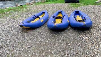 tre blå uppblåsbar kanot båtar video