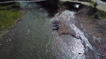 vier sportman beginnen rivier- raften Aan kajaks video