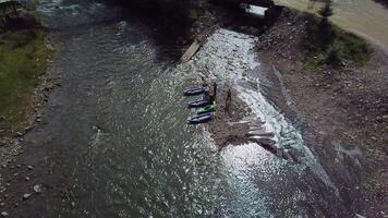 un expérimenté entraîneur est instruire avant rafting sur le banques de le Montagne rivière video