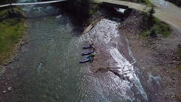 vier Sportler Start Fluss Rafting auf Kajaks video