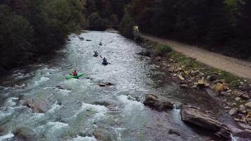 rafting em uma montanha rio. aéreo Visão video