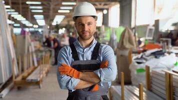 porträtt av manuell man arbetstagare är stående med självsäker i enhetlig och hjälm på industri fabrik video