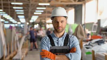 portret van handleiding Mens arbeider is staand met zelfverzekerd in uniform en helm Bij industrie fabriek video