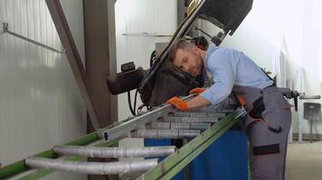 manual trabajador trabajos en un fábrica, él es montaje cloruro de polivinilo ventanas y puertas aluminio y cloruro de polivinilo ventanas y puertas producción video