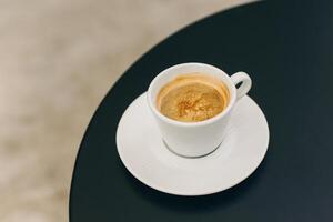 taza de negro café en un mesa en un calle cafetería. foto