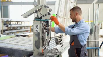 manuell arbetstagare Arbetar i en fabrik, han är montering PVC fönster och dörrar. aluminium och PVC fönster och dörrar produktion video