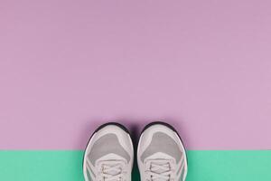 gris zapatillas en el Violeta y turquesa antecedentes. concepto para sano estilo de vida y todos los días capacitación. foto