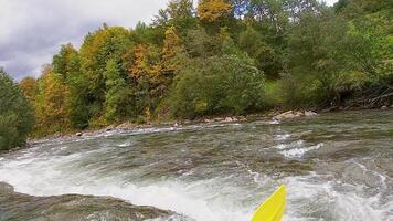 rafting em uma montanha rio video