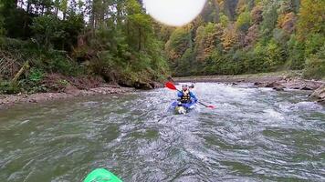 un' contento entusiasta maschi nel blu gonfiabili canoe avendo un' divertimento cavalcata nel calma acque di un' fiume video