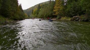 ein glücklich enthusiastisch Männer im Blau Schlauchboote Kanus haben ein Spaß Reiten im Ruhe Wasser von ein Fluss video