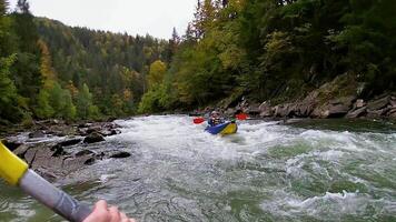 ein Kerl im ein Kajak Segel auf ein Berg Fluss. Wildwasser Kajak fahren, extrem Kajak fahren video