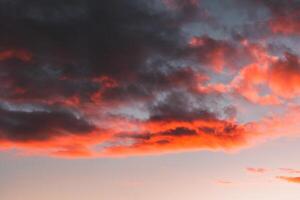 increíble nublado cielo en un puesta de sol foto