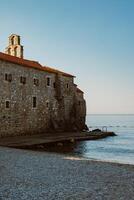 increíble ver de Budva antiguo pueblo y el mar. viaje destino en montenegro foto