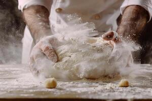 cocinero masculino manos amasadura masa en un de madera mesa. foto