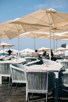 playa café en un verano soleado día cerca el antiguo pueblo de buda, montenegro foto