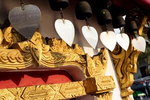 fila de campanas en budista templo tailandia de campanas en budista templo Tailandia foto