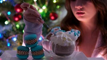 mujer es disfrutando taza de té o café o chocolate bebida cacao con crema niña bebidas desde sucio taza nuevo año bebida labios cubierto en espuma irreconocible personas celebracion fiesta nuevo año Navidad video