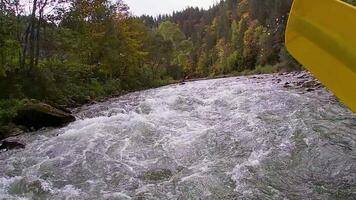 rafting sur une Montagne rivière video