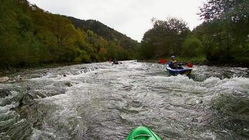 en kille i en kajak segel på en berg flod. vitvatten Kajakpaddling, extrem Kajakpaddling. extrem sport video