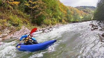 giovane persona rafting su il fiume, estremo e divertimento sport a turista attrazione video