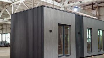 construcción de nuevo y moderno modular casa. edificio nuevo marco de energía eficiente hogar concepto video