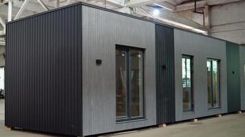 uma Novo modular casa para uma pequeno escritório dentro a industrial construção video